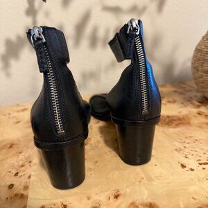 Frye Bielle Back Zip Heeled Sandal in Black - Size 9